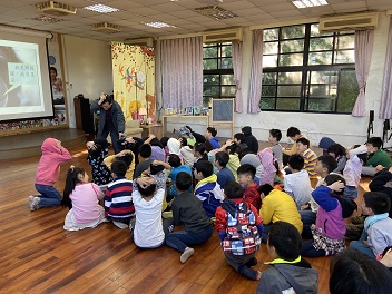 「偏鄉學校行動書車巡迴講座」第二場_外星人來了 大家趕緊保護好頭 「偏鄉學校行動書車巡迴講座」第二場_外星人來了 大家趕緊保護好頭