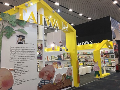 圖說:臺灣館以明亮鮮黃色搭配李瑾倫作品中活潑醒目的動物角色,一舉奪得中型展位設計首獎。 圖說:臺灣館以明亮鮮黃色搭配李瑾倫作品中活潑醒目的動物角色,一舉奪得中型展位設計首獎。