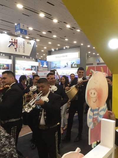 圖說:墨西哥傳統樂隊Mariachi在臺灣館內表演慶賀。 圖說:墨西哥傳統樂隊Mariachi在臺灣館內表演慶賀。