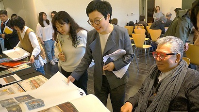 Deputy minister Hsiao-ching Ting and TBFF director Rex How flipping through the portfolio installation. Deputy minister Hsiao-ching Ting and TBFF director Rex How flipping through the portfolio installation.