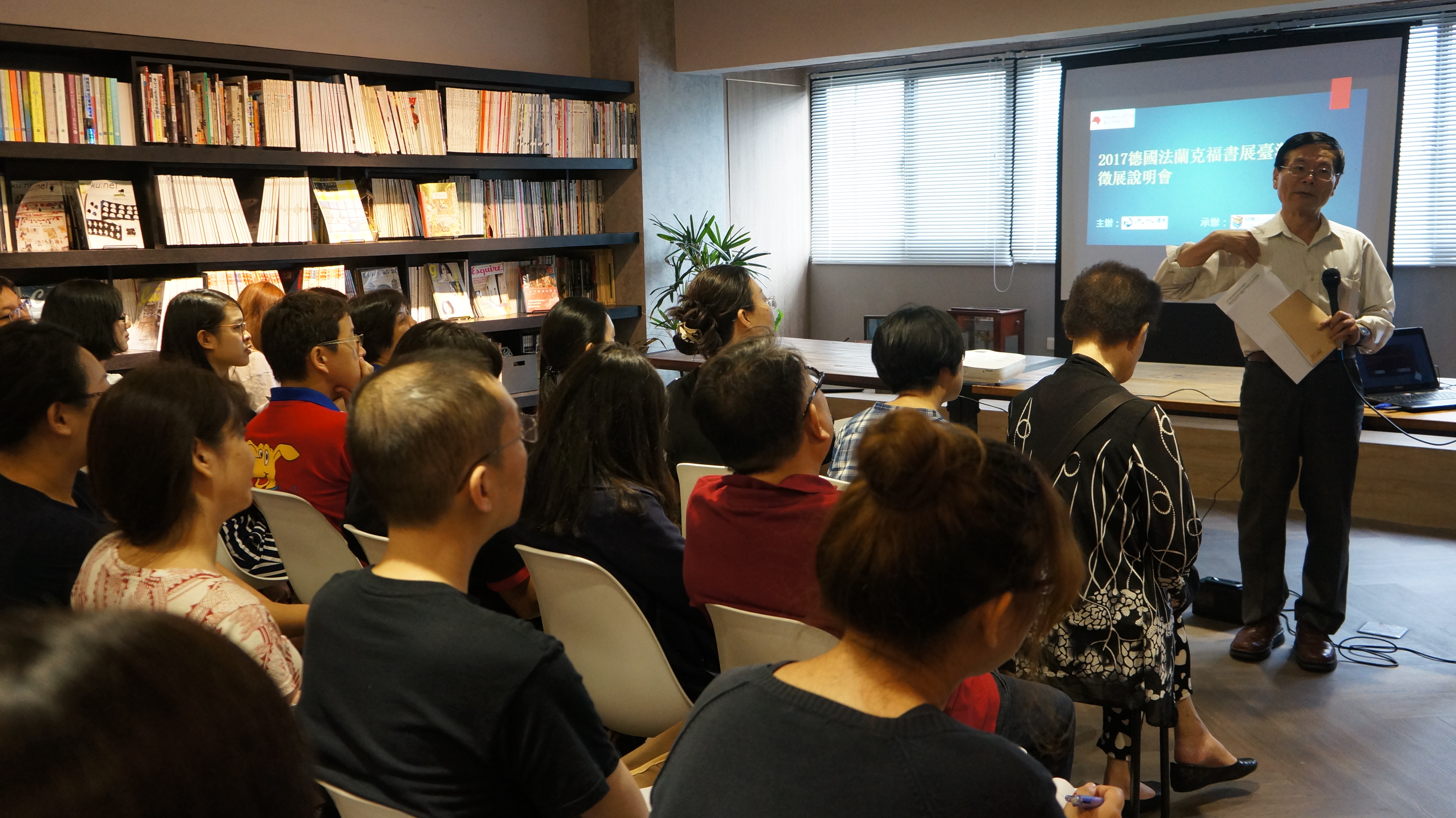 書林出版董事長蘇正隆建議出版品要走出國際,英文書名及簡介不可少。 書林出版董事長蘇正隆建議出版品要走出國際,英文書名及簡介不可少。