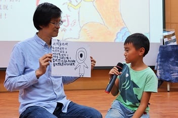 一張張或笑或靦腆的臉孔，透過作品童言童語分享了他們生活世界的種種，令人莞爾