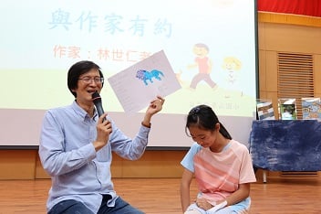 一張張或笑或靦腆的臉孔，透過作品童言童語分享了他們生活世界的種種，令人莞爾