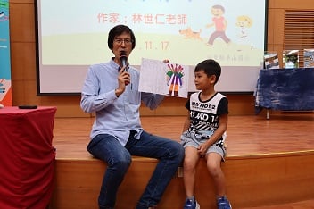 讓林世仁老師噤聲評語且讓全場大笑的作品〈揍人怪〉，字和圖大大充滿了整個畫面，充滿雄性能量