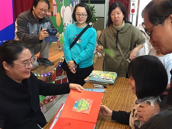 小朋友帶了一疊書讓賴馬老師簽名，校長問哪一本可以送他小朋友回答一本都不行惹得大家哈哈笑
