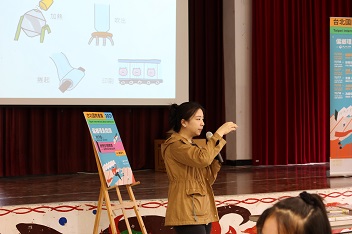 陳韻竹提供塑膠電腦等原料給學生認識 陳韻竹提供塑膠電腦等原料給學生認識