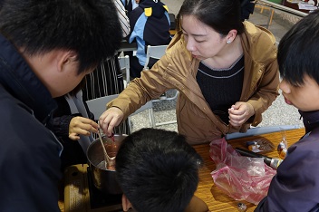 學生正選擇自己想要的蠟燭顏色 學生正選擇自己想要的蠟燭顏色