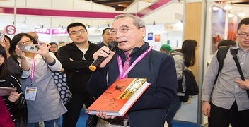 遠流董事長王榮文帶學子讀金庸	苗栗高中同學直呼好幸運