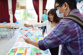 蓬萊國小校長林恩惠介紹學生的畫作給阿尼默