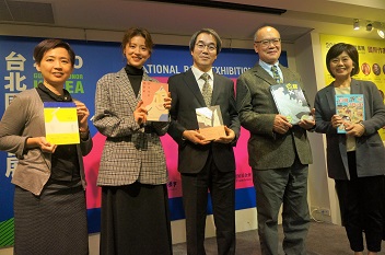 文化部人文及出版司司長陳瑩芳（左起）、閱讀代言人林予晞、韓國主題國專案主持人朱然鮮、書展基金會董事長林訓民及執行長王秀銀合影。