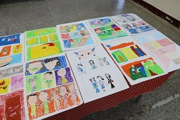 現場除了展出「行動書展大賞館」精選圖書外，秀出全校同學的創作
