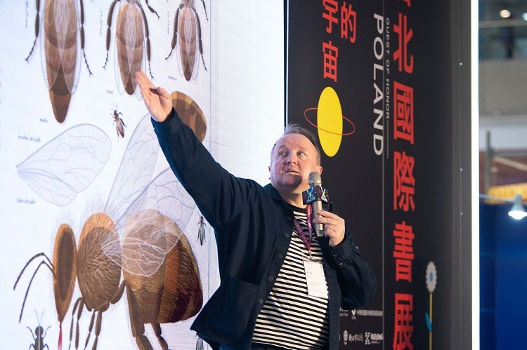 從新聞插畫轉至童書繪畫 彼歐茲．索哈暢談《蜜蜂》《樹》的創作理念