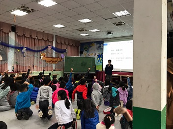 4. 圖說：同學熱情到都想站起來回答。