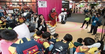 法蘭克福書展海外部經理親自導覽　三峽建安國小學生玩瘋德國館