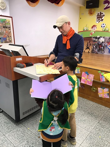 圖說：全校年紀最小的幼兒園小朋友都搶著要簽名。