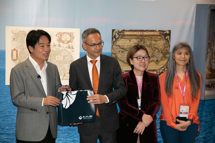 [討論] 賴清德真的有辦法K完60本書嗎?